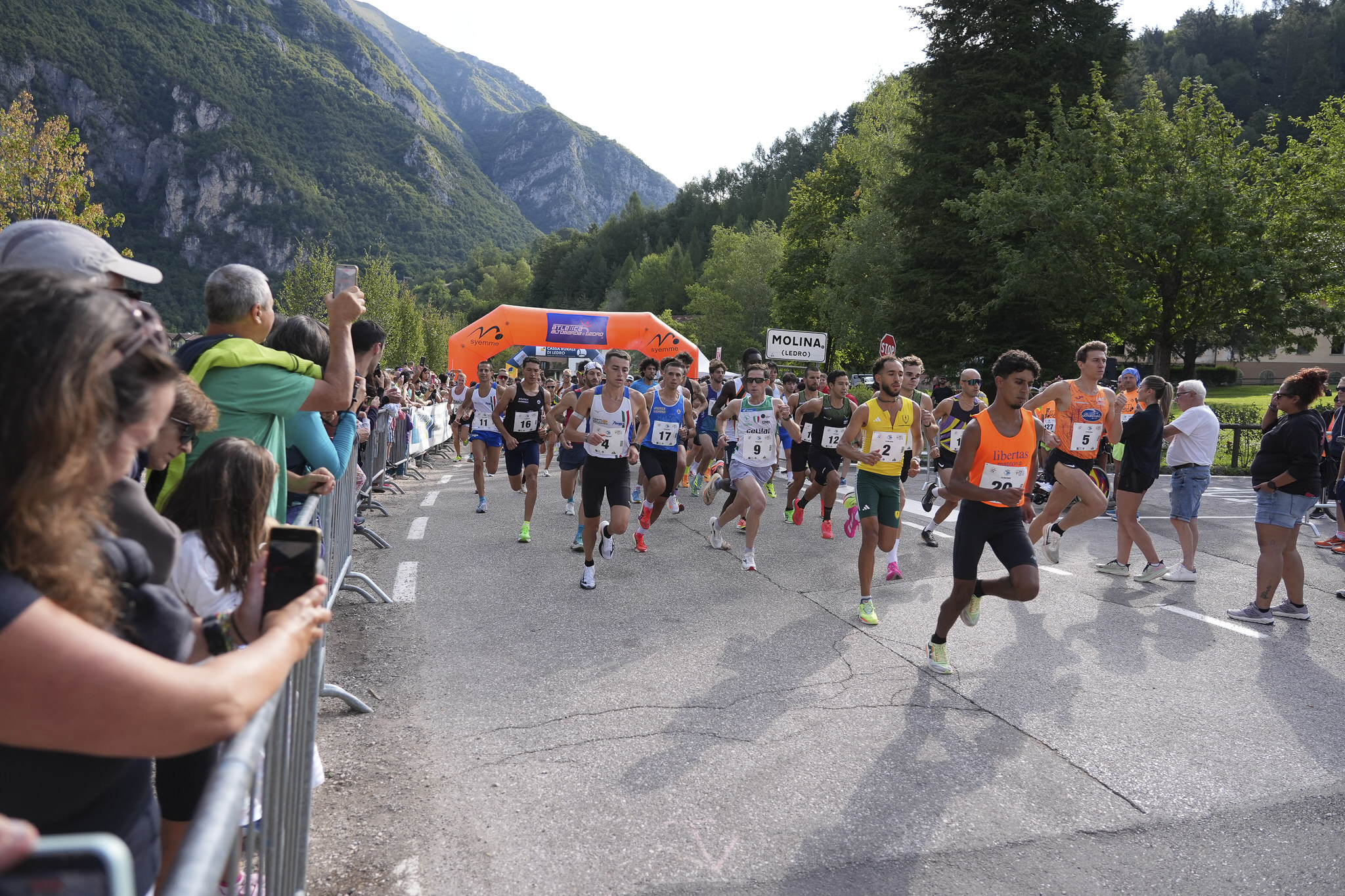 Vista aerea del Lago di Ledro con il camping e il percorso della Ledrorunning - Valle di Ledro, Trentino